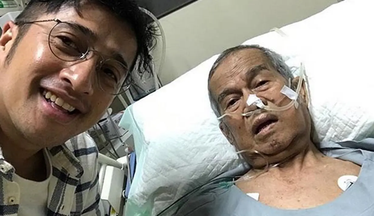 Seperti yang diberitakan sebelumnya, sang ayah memang sudah terbaring lemah di rumah sakit sejak beberapa pekan yang lalu. Lantaran itu, di tengah kesibukannya selama ini Irfan tetap berbakti kepada orang tuanya. (Instagram/irfanhakim75)