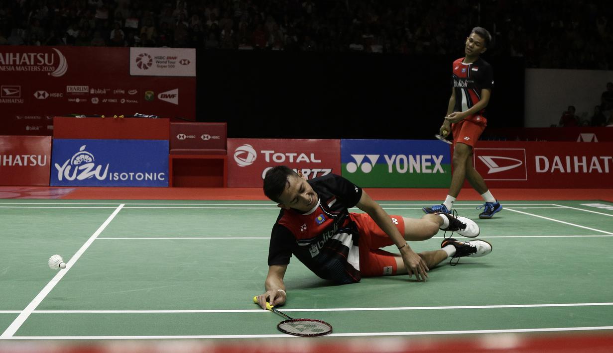 Ganda putra Indonesia, Fajar Alfian/Muhammad Rian, saat menghadapi Fajar Mohammad Ahsan/Hendra Setiawan, pada laga Indonesia Masters 2020 di Istora Senayan, Jakarta, Sabtu (18/1). Ahsan/Hendra menang tiga gim dengan skor 21-12, 18-21, dan 21-17. (Bola.com/Yoppy Renato)