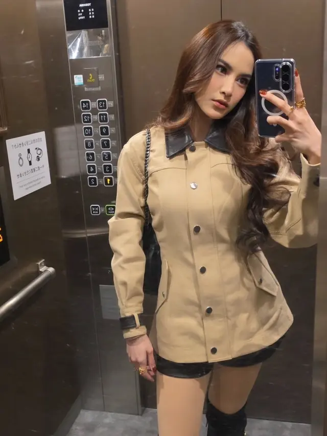 Mahalini ke Jepang dengan jaket coklat. [@mahaliniraharja]