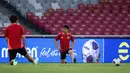 <p>Pemain Timnas Jepang, Wataru Endo melakukan pemanasan saat latihan resmi menjelang laga lanjutan putaran ketiga Grup C Kualifikasi Piala Dunia 2026 melawan Timnas Indonesia di Stadion Utama Gelora Bung Karno (SUGBK), Senayan, Jakarta, Kamis (14/11/2024). (Bola.com/Bagaskara Lazuardi)</p>