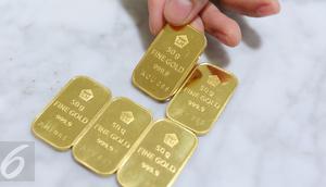 Harga jual emas batangan Antam ukuran satu gram dibanderol di harga Rp 599.000 per gram, Jakarta, Senin (10/10). Jumlah itu tidak mengalami perubahan dari harga perdagangan akhir pekan kemarin, yakni Rp 599.000 per gram. (Liputan6.com/Angga Yuniar)