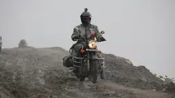 Alisa Clickenger dengan sepeda motornya menuruni pegunungan menuju Manali, India pada September 2012. Perjalanan terpanjang Clickenger adalah menyusuri negara Meksiko, Amerika Tengah dan Selatan selama tujuh bulan. (Courtesy of Alisa Clickenger via AP)