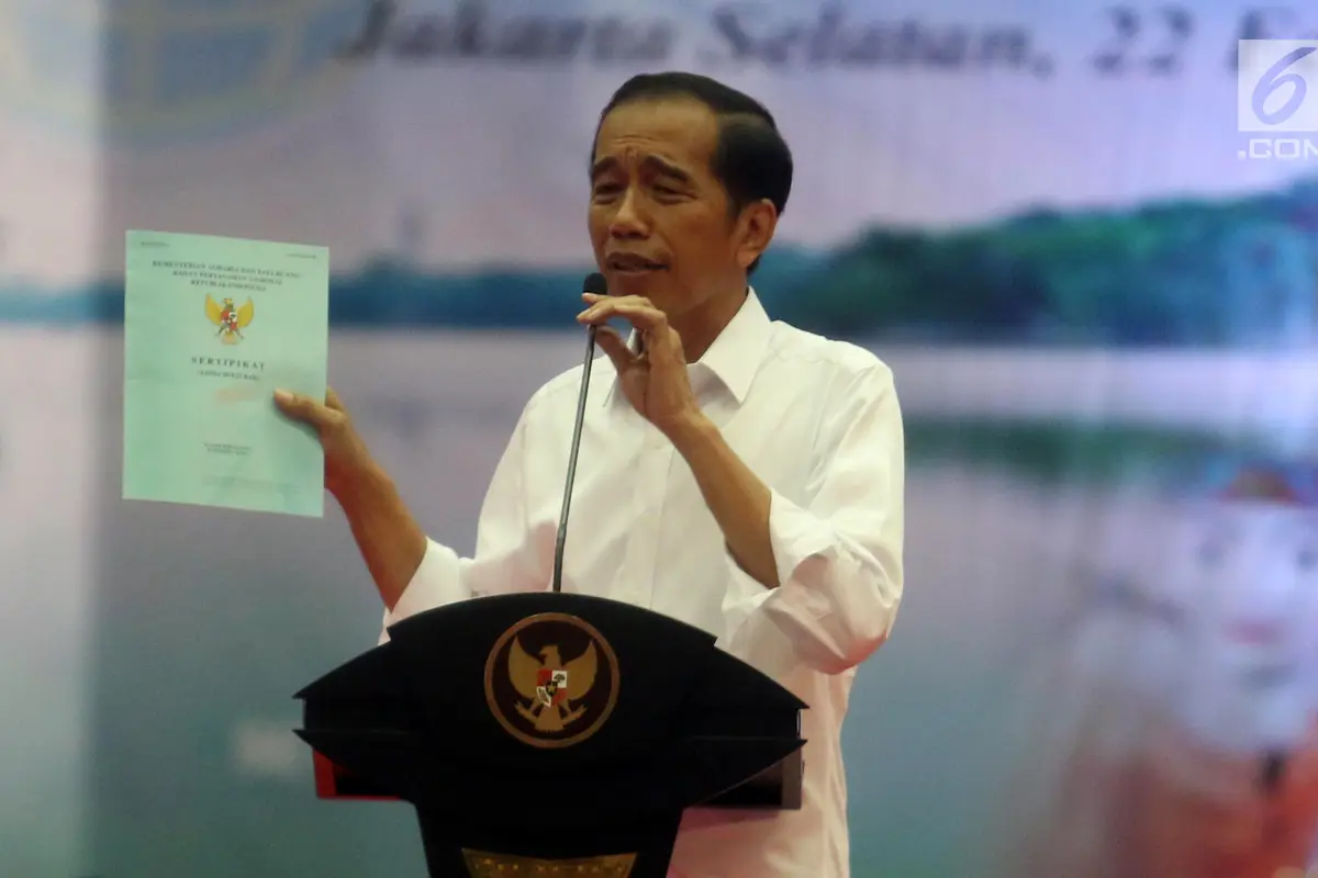 Jokowi Bagikan 3.000 Sertifikat Tanah di Pasar Minggu