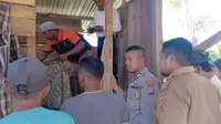 Polres Kabupaten Banggai, Sulawesi Tengah (Sulteng) saat melakukan evakuasi korbam RA (Arfandi Ibrahim/Liputan6.com)