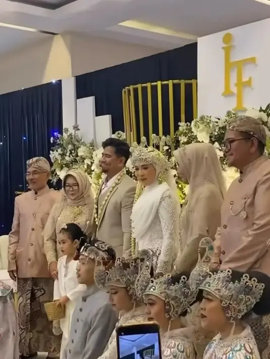 Tak tanggung-tanggung, keluarga Fitrop dan Irfan bahkan kompak kenakan seragam pernikahan keluarga. Kompak!