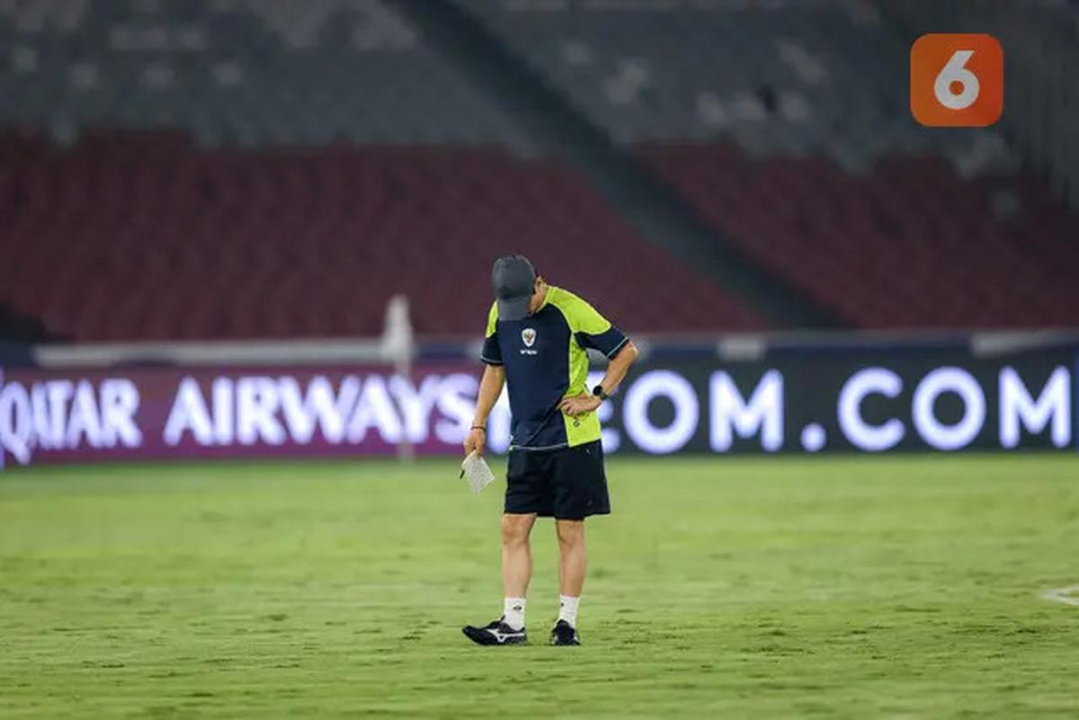 Foto: Shin Tae-yong Cek Langsung Kondisi Rumput GBK Jelang Laga Timnas Indonesia Vs Jepang di Kualifikasi Piala Dunia 2026