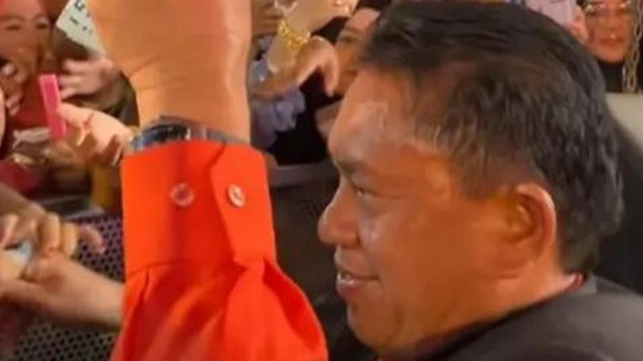Aksi bagi-bagi uang ini disambut dengan antusiasme oleh para tamu yang datang. <br>