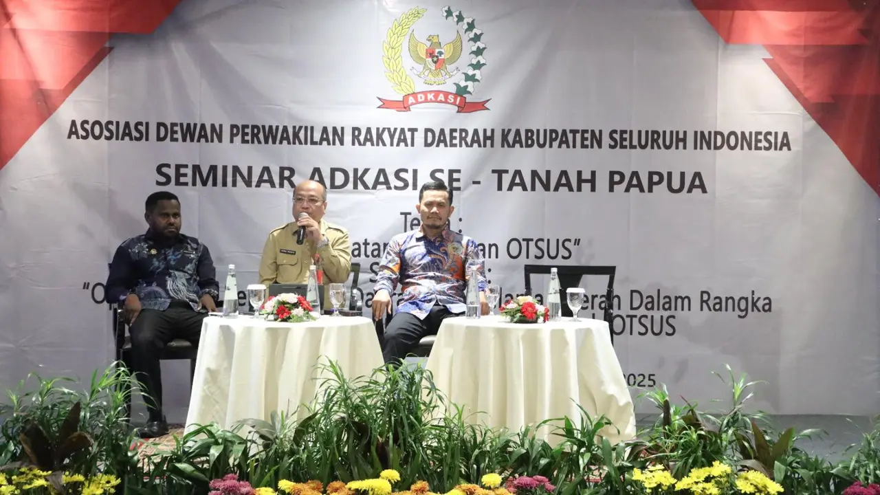 Pelaksana Harian (Plh.) Direktur Jenderal (Dirjen) Bina Keuangan Daerah (Keuda) Kemendagri Horas Maurits Panjaitan (tengah) (Istimewa)