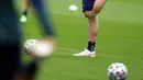 Bek Italia, Giorgio Chiellini melakukan peregangan selama sesi latihan di tempat latihan Tottenham Hotspur di London, Sabtu (10/7/2021). Italia akan bertanding melawan Inggris pada final Euro 2020 di Stadion Wembley. (AP Photo/Frank Augstein)