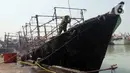 Sebanyak 10 kapal yang bersandar di dermaga tersebut habis terbakar diduga akibat adanya percikan api dari salah satu mesin kapal. (Liputan6.com/Herman Zakharia)