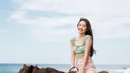 Dalam foto ini, Natasha Wilona terlihat tersenyum bahagia di atas kuda.Penampilannya yang stylish dan kekinian juga mencuri perhatian warganet. (Instagram/natashawilona12)