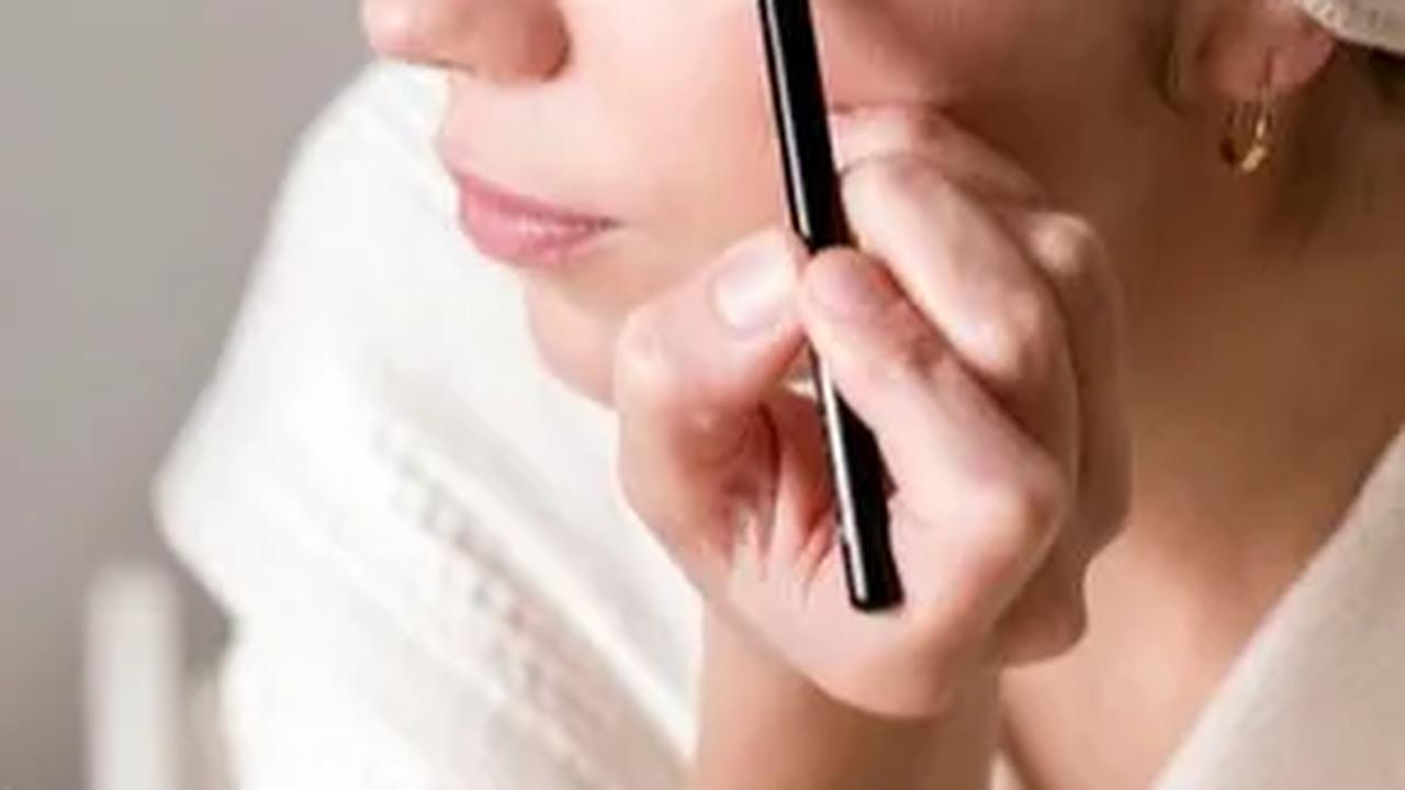 3. Eye Makeup Minimalis