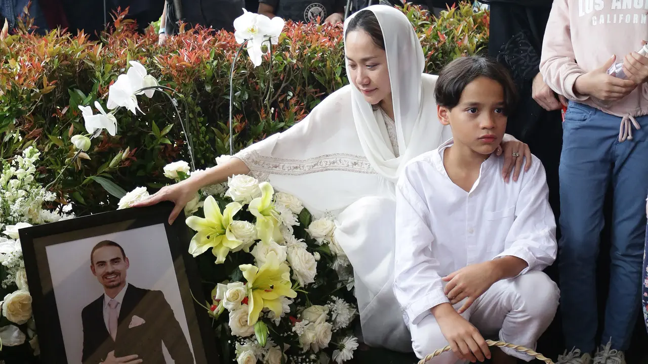 [Fimela] Pemakaman Ashraf Sinclair