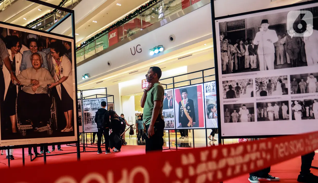 Pengunjung melihat Pameran Foto Potret 7 Presiden RI dengan tema "7 Citizen No.1" di Mall Neo Soho, Jakarta, Selasa (22/11/2022). Pameran ini berlangsung dari tanggal 20 November 2022 sampai 3 Desember 2022. (Liputan6.com/Johan Tallo)
