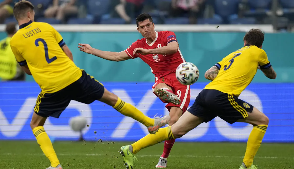 Dua menit kemudian Polandia mampu mempertipis jarak dengan mencetak gol lewat striker Robert Lewandowski. tendangan melengkungnya mengarah di antara dua bek Swedia dan tidak mampu dijangkau kiper Robin Olsen. Polandia 1, Swedia 2. (Foto: AP/Pool/Dmitri Lovetsky)