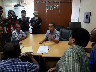 Sejumlah warga yang tergabung dalam Forum Komunikasi Masyarakat Peduli Papua (FKMPP) mendatangi kantor Dewan Kehormatan Penyelenggara Pemilihan Umum (DKPP) di Jakarta, Kamis (16/3). ).(Liputan6.com/JohanTallo)