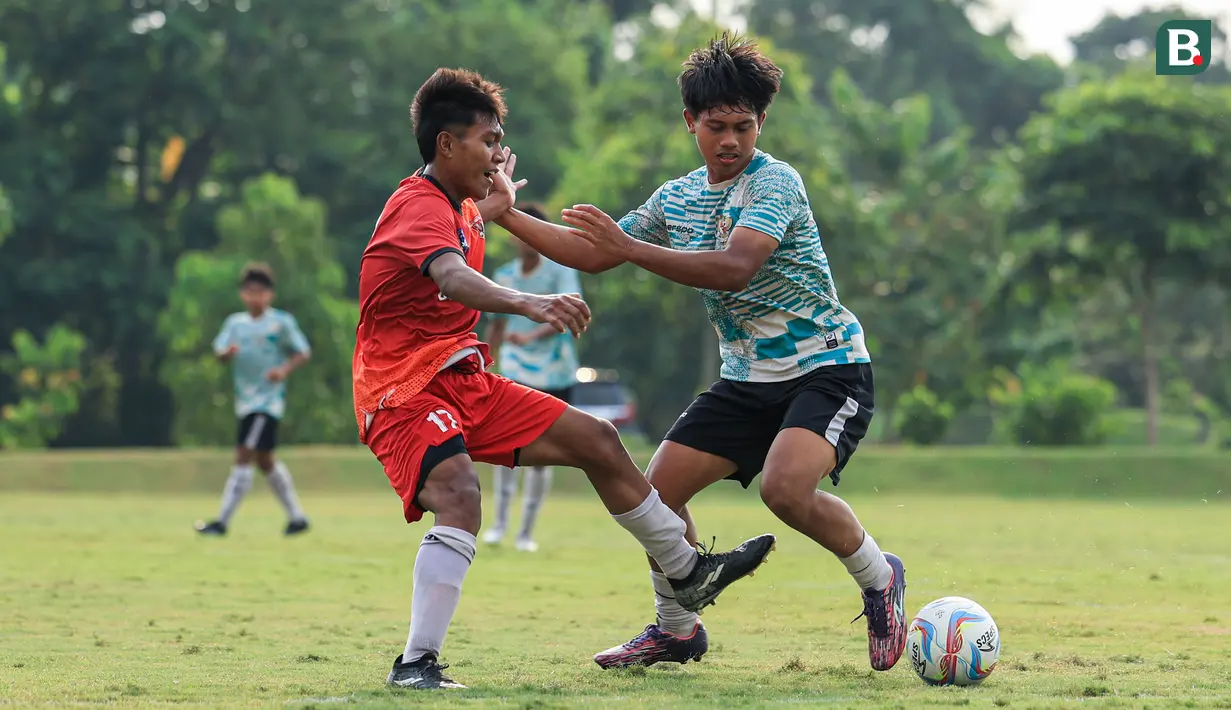 Timnas Indonesia U-16 yang dipersiapkan untuk mengikuti ajang Piala AFF U-16 2024 telah merampungkan program pemusatan latihan (TC) di Yogyakarta yang ditandai dengan laga uji coba menghadapi SSB Terang Bangsa di Lapangan Yogyakarta International School (YIS), Jumat (31/5/2024). Dalam laga yang digelar 3x30 menit tersebut, pelatih Nova Arianto  mulai mematangkan nama-nama pemain yang bakal dibawa untuk melanjutkan persiapan tahap akhir di Solo jelang Piala AFF U-16 2024 yang akan berlangsung mulai 21 Juni-4 Juli 2024. Dari 34 pemain tersisa, skuad segera disusutkan menjadi 28 pemain saat menggelar TC terakhir di Solo. (Bola.com/Radifa Arsa)