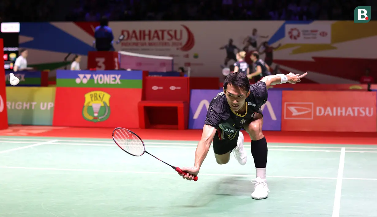 <p>Tunggal putra Indonesia, Jonatan Christie berusaha mengembalikan bola saat menghadapi wakil China, Lu Guang Zu pada laga babak 32 besar Indonesia Masters 2024 di Istora Senayan, Jakarta, Rabu (24/1/2024). Jonatan Christie kalah rubber game 21-19, 19-21 dan 19-21. (Bola.com/M Iqbal Ichsan)</p>