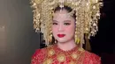 Tak lengkap rasanya penampilan pengantin adat Minang tanpa suntiang, mahkota khas yang menjadi simbol kehormatan dan kebanggaan. Indah tampil luar biasa dalam suntiang bertingkat berwarna emas dengan detail mewah yang begitu memanjakan mata.  [@indahtrp].