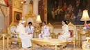 Paus Fransiskus berbincang dengan Raja Thailand Maha Vajiralongkorn (tengah) dan Ratu Suthida (kanan) di Istana Dusit, Bangkok (22/11/2019). Pertemuan dilakukan setelah Paus Fransiskus merayakan misa dengan puluhan ribu umat Katolik Thailand. (Handout/Thai Royal Household Bureau/AFP)