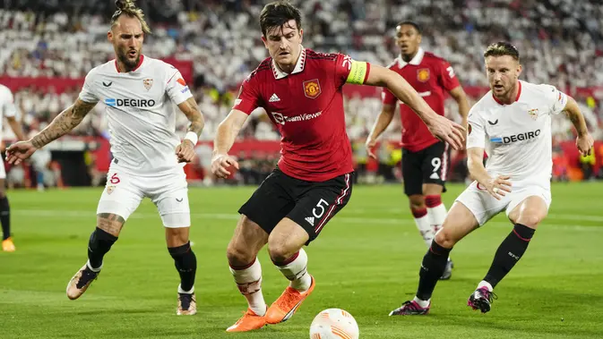 Pemain Manchester United, Harry Maguire, berusaha mengejar bola saat melawan Sevilla pada leg kedua perempat final di Ramon Sanchez Pizjuan, Jumat (21/4/2023). (AP Photo/Jose Breton)