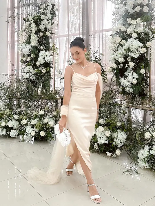 Sementara di bagian bawahnya, terdapat belahan tinggi yang memberi kesan jenjang pada kaki istri Raditya Dika itu. Penampilannya kemudian dipermanis dengan kalung dan anting-anting. [@merdioctav/@anissaaziza]