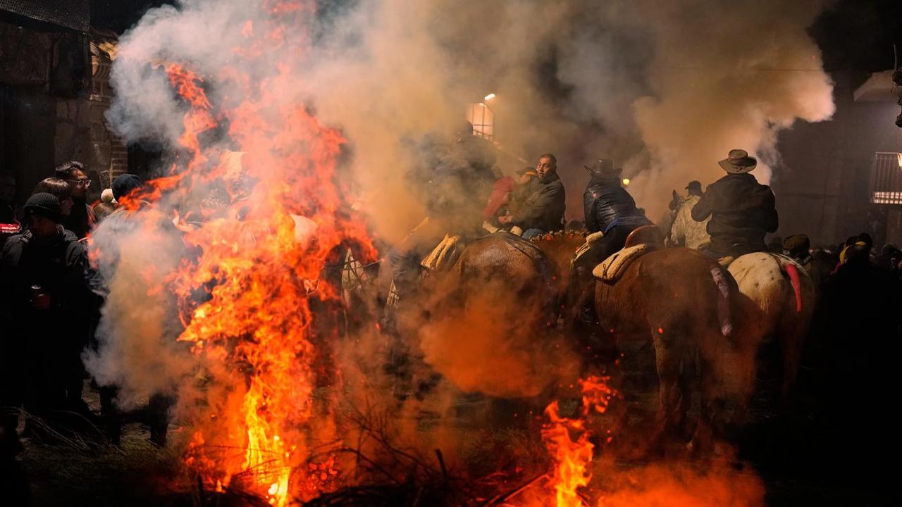 FOTO: Kengerian Ritual Kuda Melompati Api di San Bartolome de Pinares