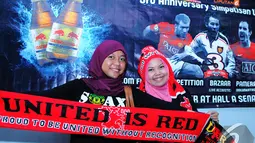 Dua Simpatisan United membentangkan slayer MU saat menghadiri acara Ulang tahun ke-3 Simpatisan United di Hall A Senayan, Jakarta, Sabtu (20/12/2014). (Liputan6.com/Faisal R Syam)