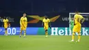 Para pemain Tottenham Hotspur bereaksi setelah pemain Dinamo Zagreb Mislav Orsic mencetak gol ke gawang mereka pada pertandingan leg kedua babak 16 besar Liga Europa di Stadion Maksimir, Zagreb, Kroasia (18/3/2021). Tottenham kalah 0-3, sehingga agregat 2-3. (AP Photo/Darko Bandic)