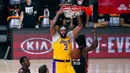 Pebasket Los Angeles Lakers, LeBron James, berusaha melewati pebasket Miami Heat pada gim pertama final NBA di Lake Buena Vista, Kamis (1/10/2020). Lakers menang dengan skor 116-98. (AP Photo/Mark J. Terrill)