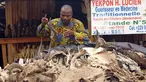 Lucien Yekpon, seorang dukun Lome berdiri di depan lapak dagangannya di pasar jimat Akodessewa di Togo, Afrika, 5 Agustus 2015. Pasar ini menjual berbagai benda-benda klenik dan juga peralatan sihir. (AFP PHOTO/EMILE KOUTON) 