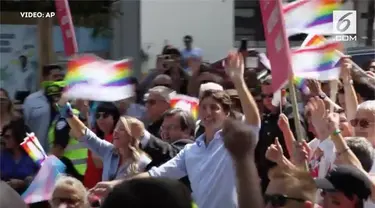 PM Kanada Justin Trudeau dan PM Irlandia Leo Varadkar hadiri Parade Pride yang dimeriahkan oleh komunitas LGBT dalam mengekspresikan diri.