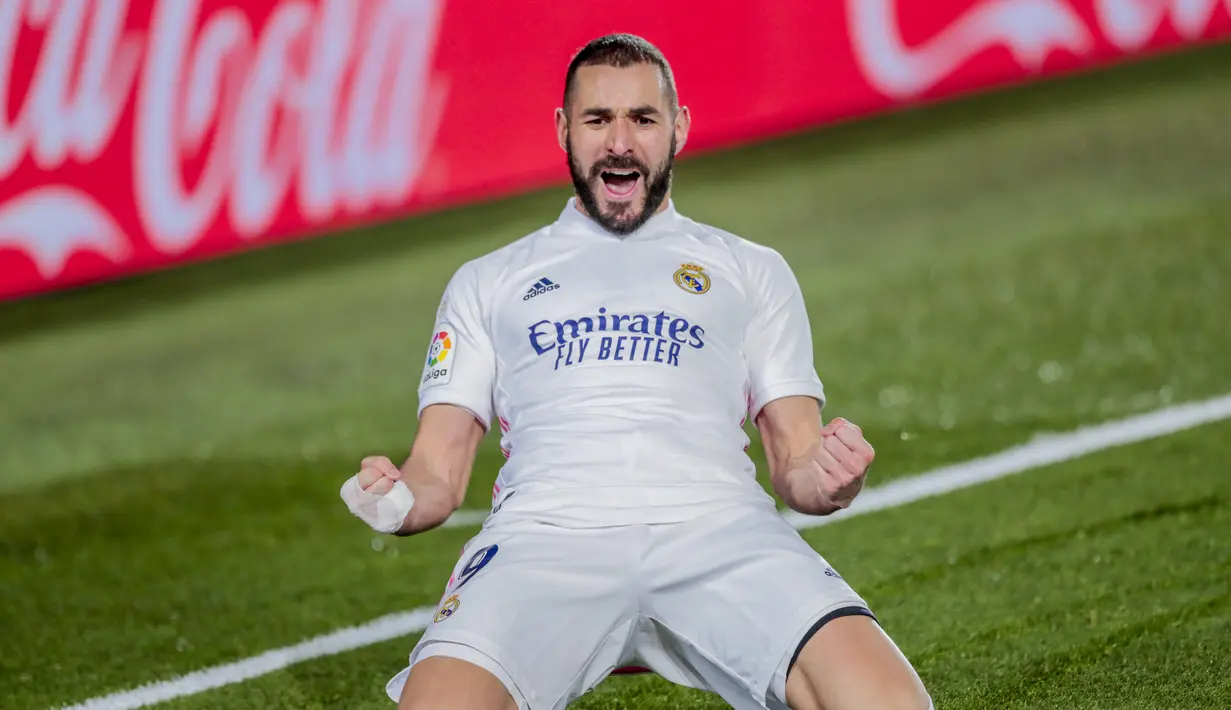 Penyerang Real Madrid, Karim Benzema berselebrasi usai mencetak gol ke gawang Athletic Bilbao pada pertandingan La Liga Spanyol di di stadion Alfredo Di Stefano di Madrid, Spanyol, Rabu (16/12/2020). Benzema mencetak dua gol dan mengantar Madrid menang 3-1 atas Bilbao. (AP Photo/Bernat Armangue)