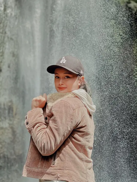 OOTD Liyan Zef saat liburan juga tak lepas dari perhatian, simpel tapi tetap terlihat stylish, gaya berpakaian Liyan Zef bisa menjadi inspirasi. Pakai cap hat dengan jaket warna nude dengan bulu di bagian lehernya, penampilan Liyan Zef ini modis. Latar belakang air terjun dengan percikan-percikan airnya, membuat foto Liyan Zef satu ini terlihat harmoni. (Liputan6.com/IG/@liyanzef)