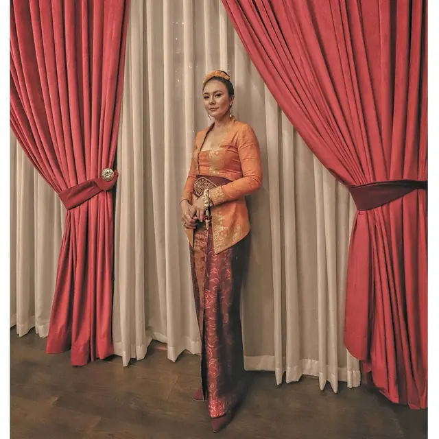 6 Potret Elegan Wulan Guritno Dibalut Kebaya yang Bisa jadi Inspirasi Gaya Kondangan