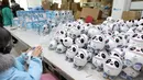 Karyawan mengerjakan boneka  maskot Olimpiade Musim Dingin Beijing 2022 Bing Dwen Dwen di salah satu pabrik di Nantong, Jiangsu Timur, China (8/2/2022). (AFP Photo/STR)