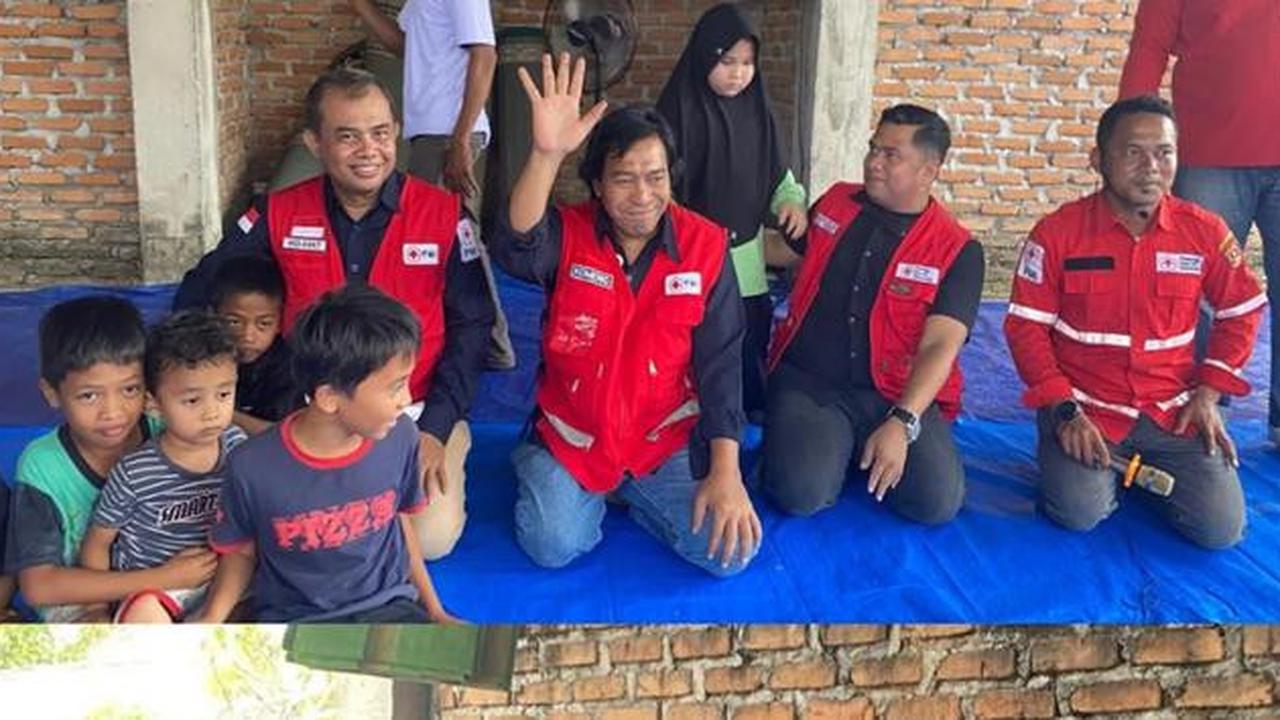 6 Potret Komeng Jadi Relawan di Padang, Hibur Korban Banjir dengan Canda Khasnya