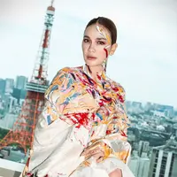 Sebagai seorang model, Luna Maya selalu totalitas dalam berpose, apapun konsepnya. Termasuk di pemotretan terbaru [@lunamaya]