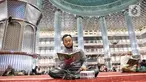 Umat Muslim membaca Al-Qur'an di Masjid Istiqlal, Jakarta, Jumat (7/3/2025). (Liputan6.com/Angga Yuniar)