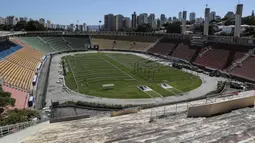 Lokasi pembangunan rumah sakit lapangan sementara untuk menampung pasien terinfeksi Covid-19 di stadion Pacaembu, di Sao Paulo, Senin (23/3/2020). Sejumlah klub sepakbola papan atas Brasil meminjamkan stadion untuk diubah menjadi rumah sakit atau klinik darurat virus corona. (NELSON ALMEIDA/AFP)