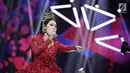 Penampilan Syahrini saat menghibur penonton dalam acara SCTV Music Awards 2018 di Studio 6 Emtek, Jakarta, Jumat (27/4). (Liputan6.com/Faizal Fanani)