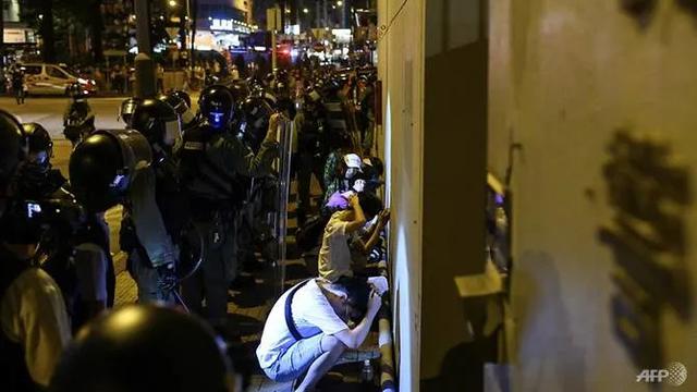 Polisi Hong Kong menangkap sejumlah demonstran. (AFP)