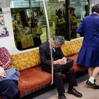 Bikin geram! Pria ini dengan sengaja mencium wanita yang sedang tertidur di kereta. (Ilustrasi: nyt.com)