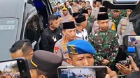 Kapolri Jenderal Listyo Sigit Prabowo bersama Panglima TNI Jenderal Agus Subiyanto mengunjungi rumah duka Briptu Anumerta M Ghalib Surya Ganta. Foto : (Liputan6.com/Ardi).