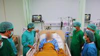 Provinsi Maluku baru-baru ini mencatat sejarah penting dalam dunia kesehatan Indonesia dengan suksesnya pelaksanaan operasi bypass jantung pertama. (Dok Kemenkes RI)
