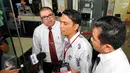 Anak buah Gubernur Sumut Gatot Pujo Nugroho, Mustofa (tengah) menjawab pertanyaan media di depan Gedung KPK, Jakarta, Kamis (23/7/2015). Mustofa diperiksa sebagai saksi untuk M Yagari Bhastara alias Gerry, anak buah OC Kaligis. (Liputan6.com/Yoppy Renato)
