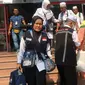 Petugas haji sedang membantu jemaah haji Indonesia. (www.kemenag.go.id)