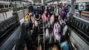 <p>Penumpang kereta api Dharmawangsa dari Surabaya tiba di Stasiun Pasar Senen, Jakarta, Kamis (5/5/2022). Sebanyak 38.400 penumpang yang berangkat dari seluruh stasiun KA Jarak Jauh tiba di area Daop 1 Jakarta pada H+3 lebaran. (Liputan6.com/Faizal Fanani)</p>