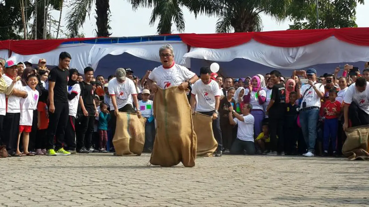 Direktur Utama PT Pertamina (Persero) Dwi Soetjipto saat mengikuti lomba balap karung di Lapangan Purna MTQ Pekanbaru, Riau, Minggu (16/8/2015).
