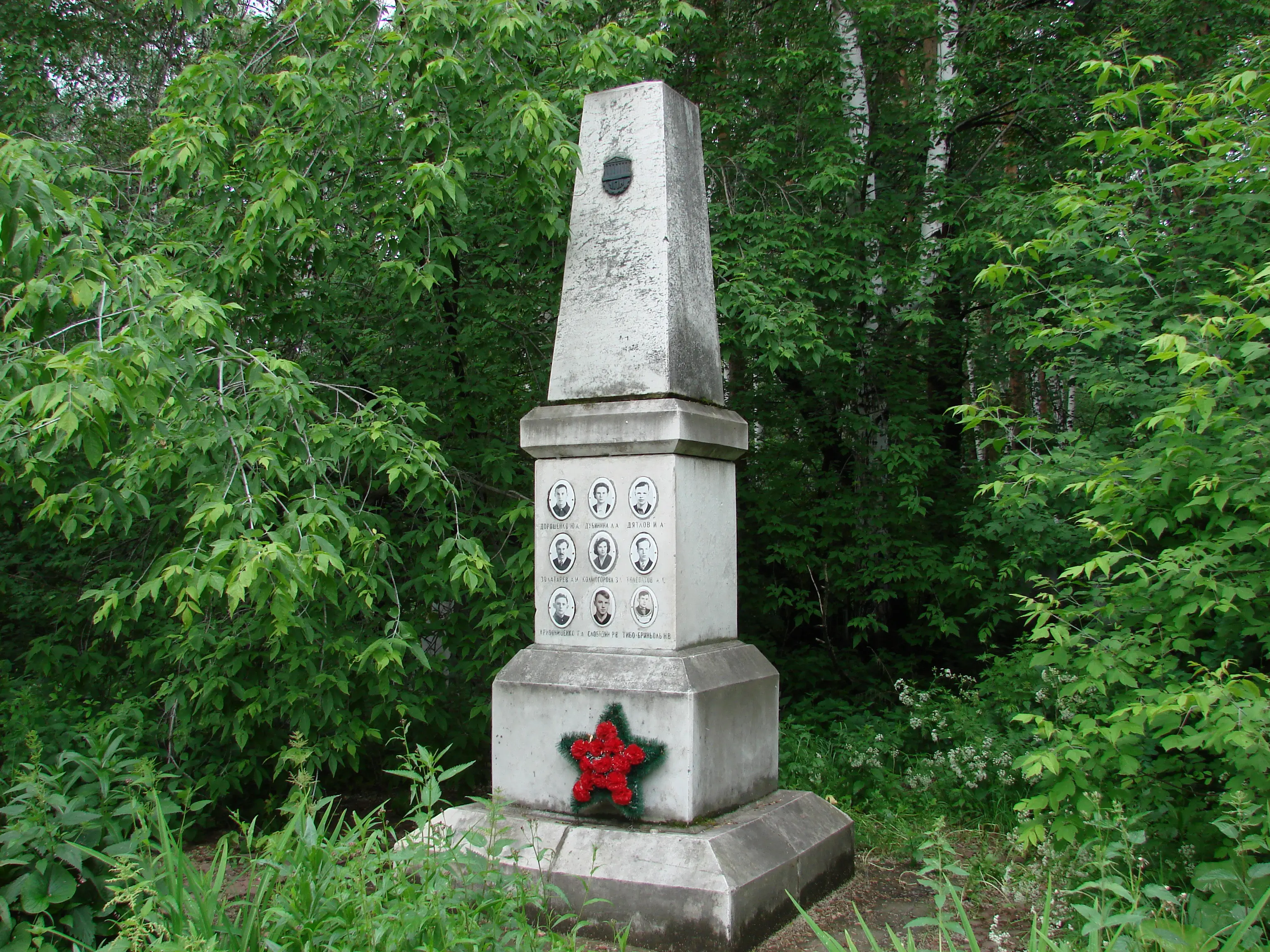 Monumen memorial 9 pendaki yang tewas dalam insiden Celah Dyatlov, Pegunungan Ural, 1959 (Wikimedia Commons)